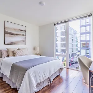 apt-modern-and-stylish-penthouse-wifi-pet-friendly-rooftop.seattlehotelsites.com/