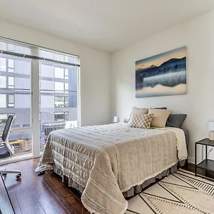 apt-close-downtown-modern-pet-friendly-wifi-rooftop-views.seattlehotelsites.com/