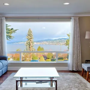 mid-century-home-w-lakefront-views.seattlehotelsites.com/